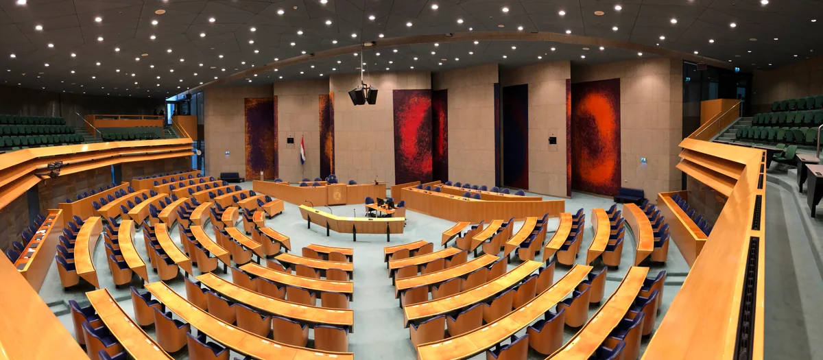 Plenaire zaal Tweede Kamer Den Haag, waar de Wet BAZ verplichte AOV zzp wordt behandeld