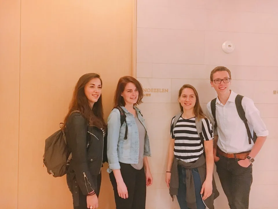 Vier jonge Nederlandse studenten met rugzakken — verzekeringen afsluiten op je 18e