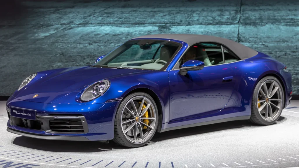 Blauwe Porsche 911 Carrera 4S Cabrio, een krachtige sportwagen met meer dan 300 pk
