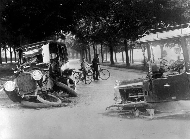 Aanrijding tussen twee auto's op straat, illustratie voor autoverzekering en schaderisico