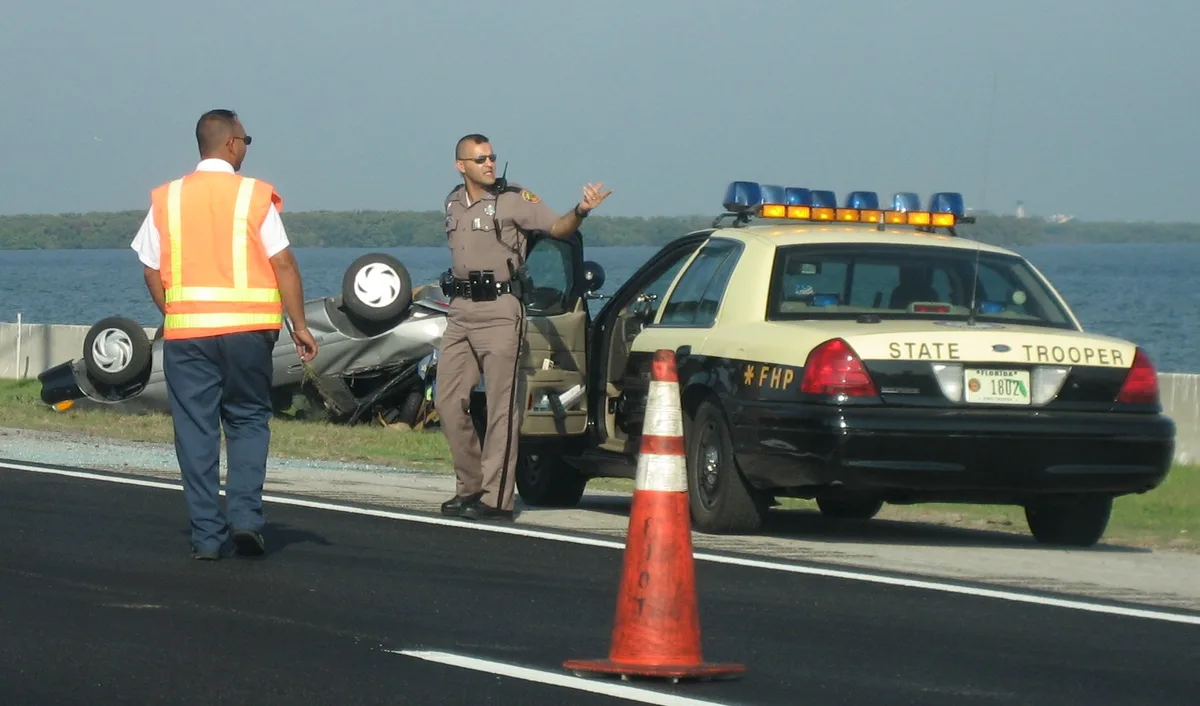 Florida Highway Patrol bij verkeersongeval op de Howard Frankland Bridge in St. Petersburg, Florida