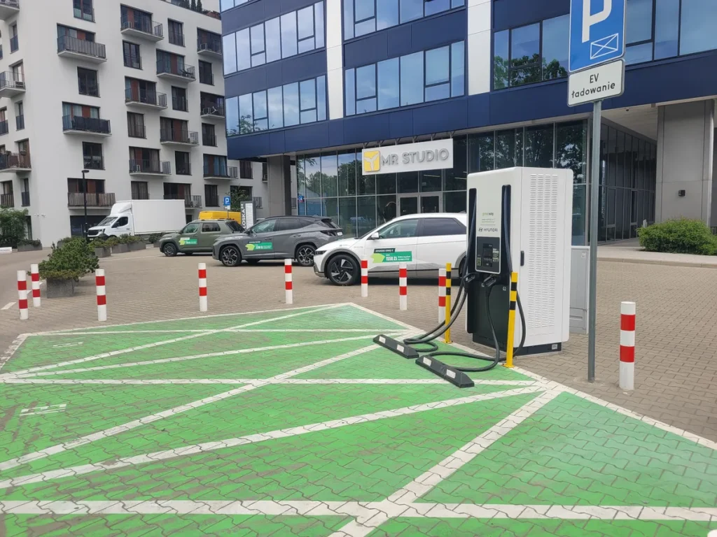 Arval Leasing laadpaal voor elektrische leaseauto, symbool voor zakelijke autoverzekering en privégebruik