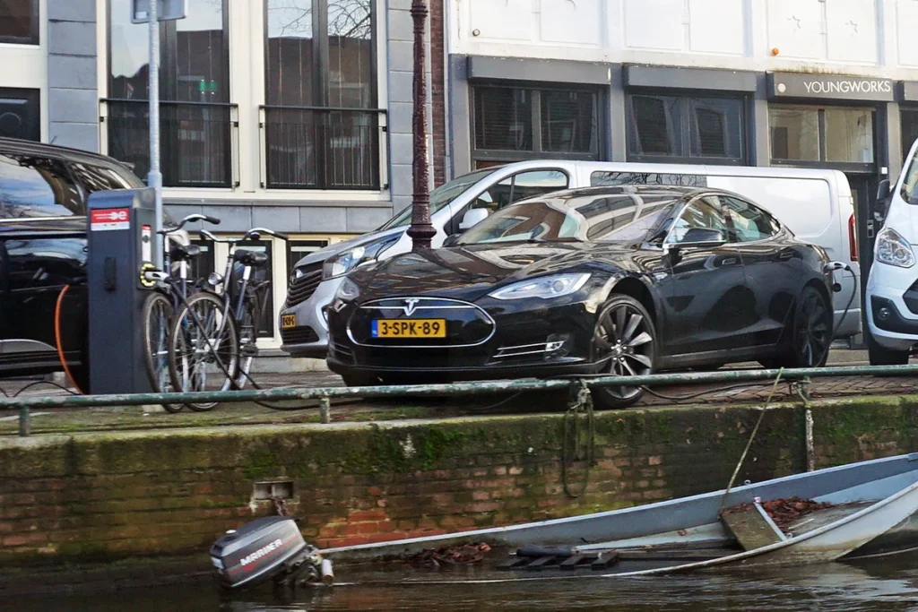 Tesla Model S elektrische auto oplaadpunt Amsterdam 2016 - EV nieuwwaardeverzekering