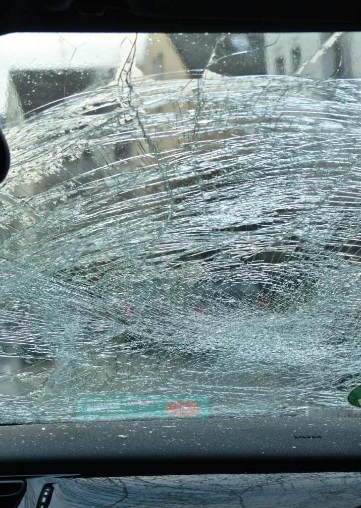 Gebarsten autoruit van binnenuit gezien na impact — voorbeeld van ruitschade waarop glasdekking van toepassing is