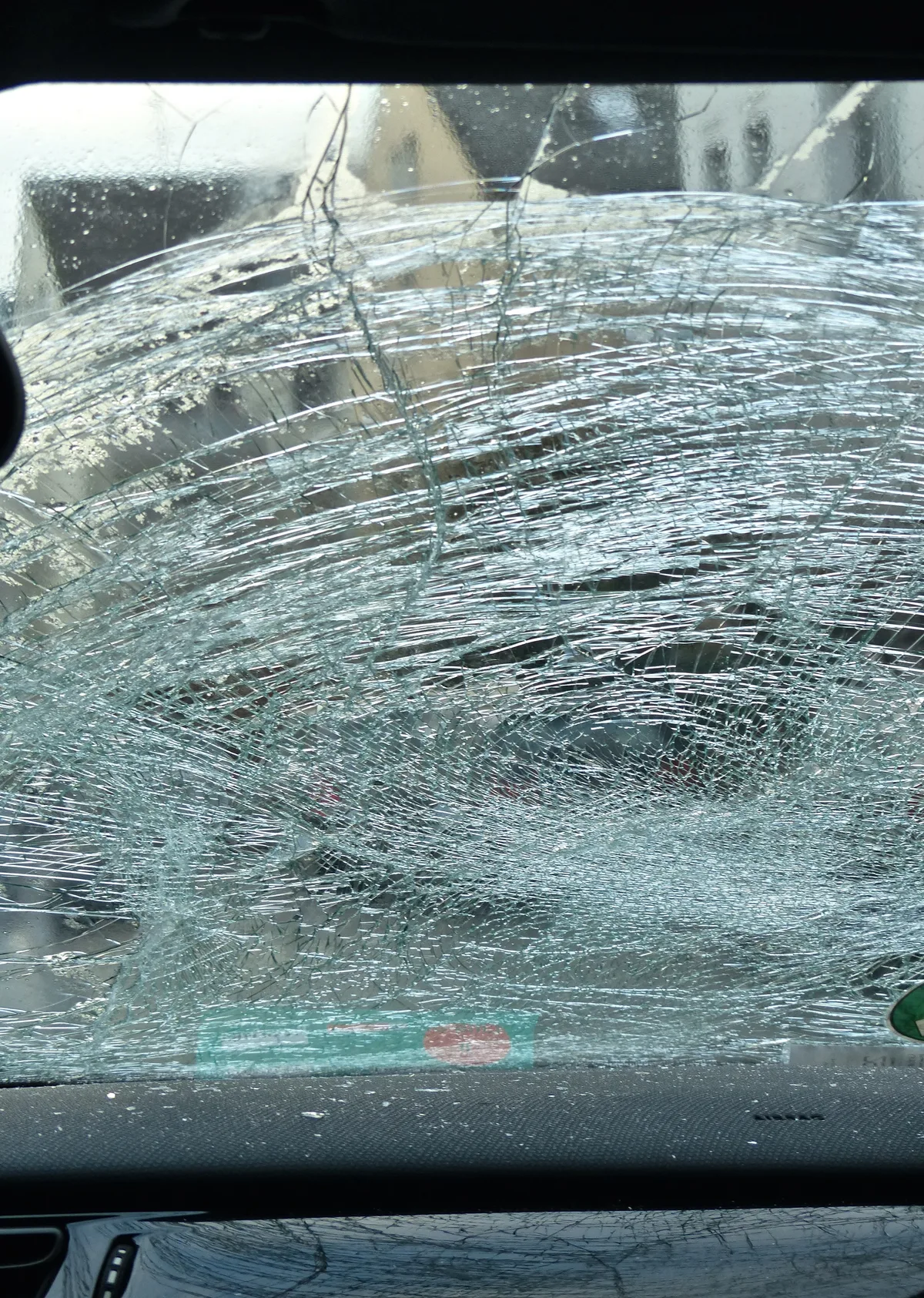Gebarsten autoruit van binnenuit gezien na impact — voorbeeld van ruitschade waarop glasdekking van toepassing is