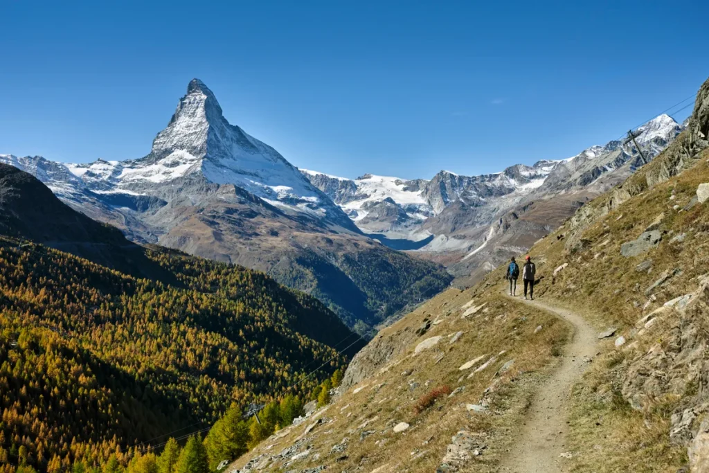 Twee bergwandelaars op een pad bij Zermatt met de Matterhorn op de achtergrond, Zwitserse Alpen