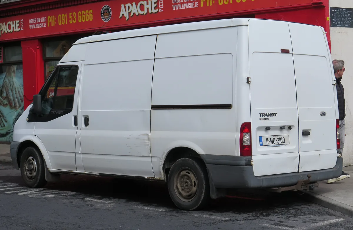 Witte Ford Transit bestelbus geparkeerd op straat, type bestelwagen voor particulier en zakelijk gebruik