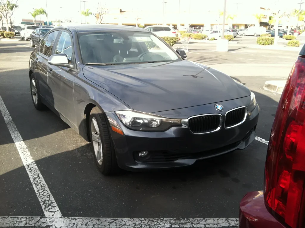 Grijze BMW 3 Serie F30 geparkeerd op een parkeerplaats, autoverzekering BMW 3 Serie