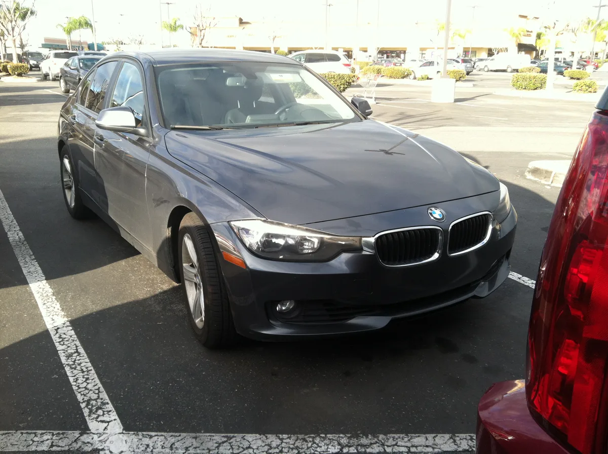 Grijze BMW 3 Serie F30 geparkeerd op een parkeerplaats, autoverzekering BMW 3 Serie