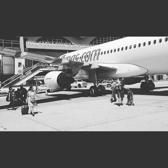 Reizigers bij vliegtuig op Istanbul Sabiha Gokcen Airport, vertrek voor reis buiten Europa