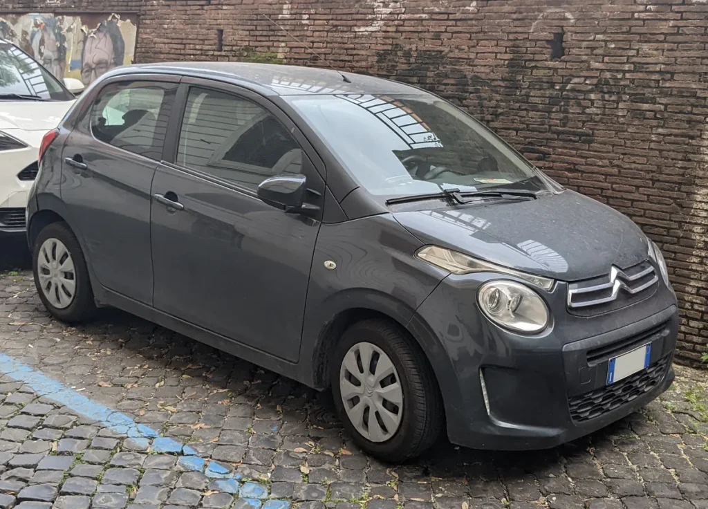 Citroen C1 tweede generatie grijs geparkeerd op straat, vooraanzicht met Citroen-logo