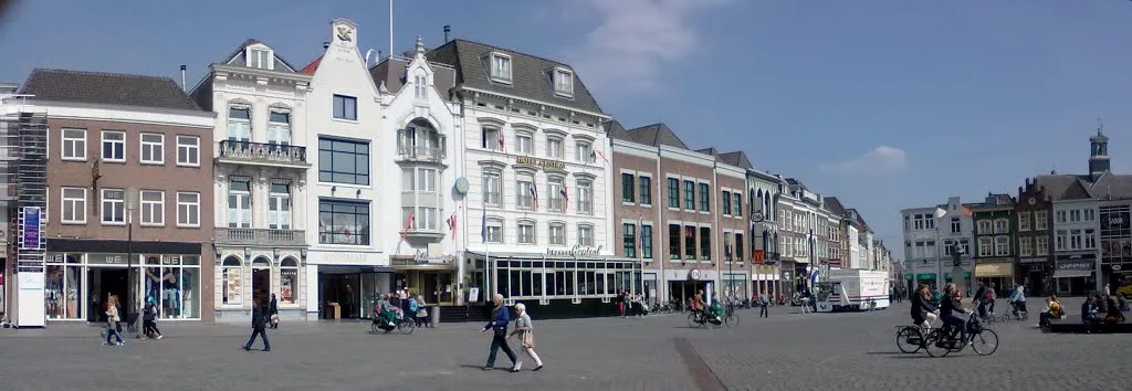 Markt 's-Hertogenbosch met historische gevels en fietsers, verzekering Den Bosch binnenstad