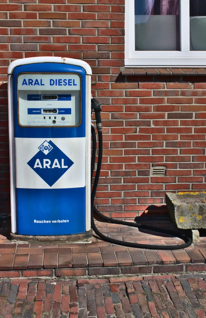 Aral diesel tankzuil in Varel, Duitsland - diesel of benzine verzekering premieverschil 2026