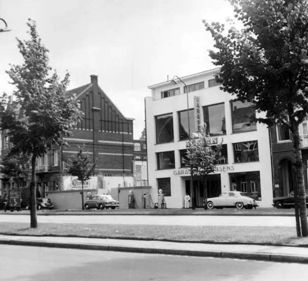 Historische Nederlandse autogarage in Maastricht, jaren 60 — illustratie bij eendagskentekenverzekering auto