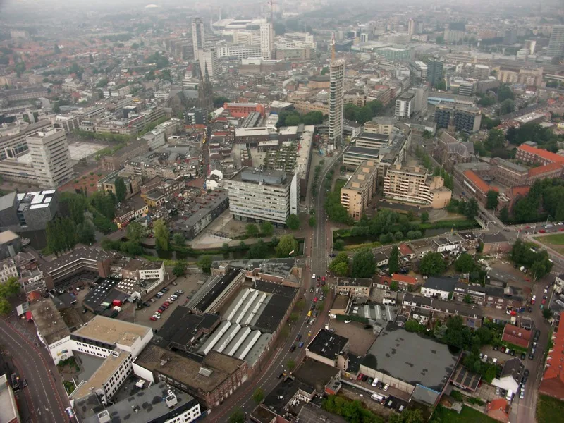 Luchtfoto van het centrum van Eindhoven, vijfde stad van Nederland, met woonwijken en kantoorgebouwen