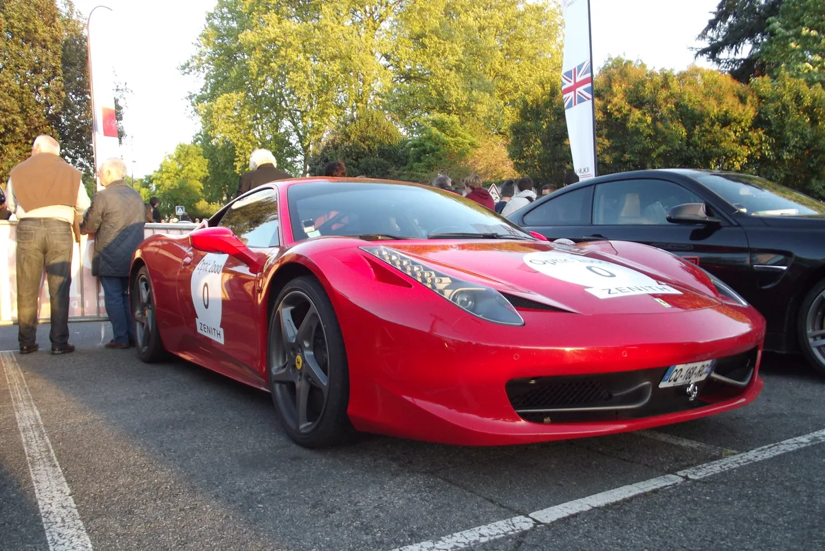 Rode Ferrari 458 Italia geparkeerd bij een evenement, geschikt als illustratie bij een Ferrari verzekering artikel