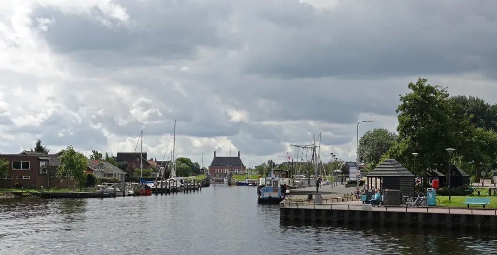 Zwartewater in Genemuiden met haven, boten en ophaalbrug — centrum van de tapijtstad in Overijssel