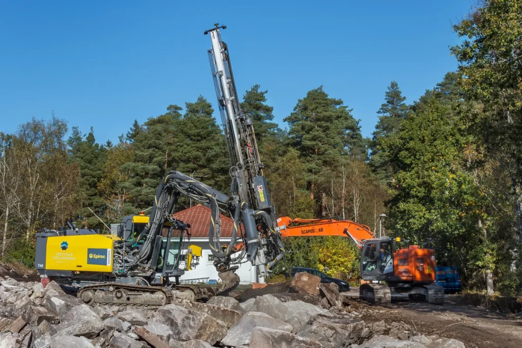 Hydraulische graafmachine Hitachi Zaxis aan het werk op een bouwplaats