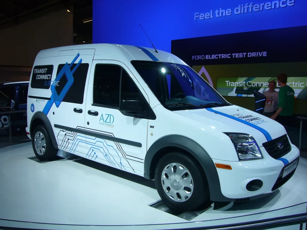 Witte Ford Transit Connect bestelauto op grijs kenteken, vergelijkbaar met zakelijke bestelauto die verzekerd moet worden