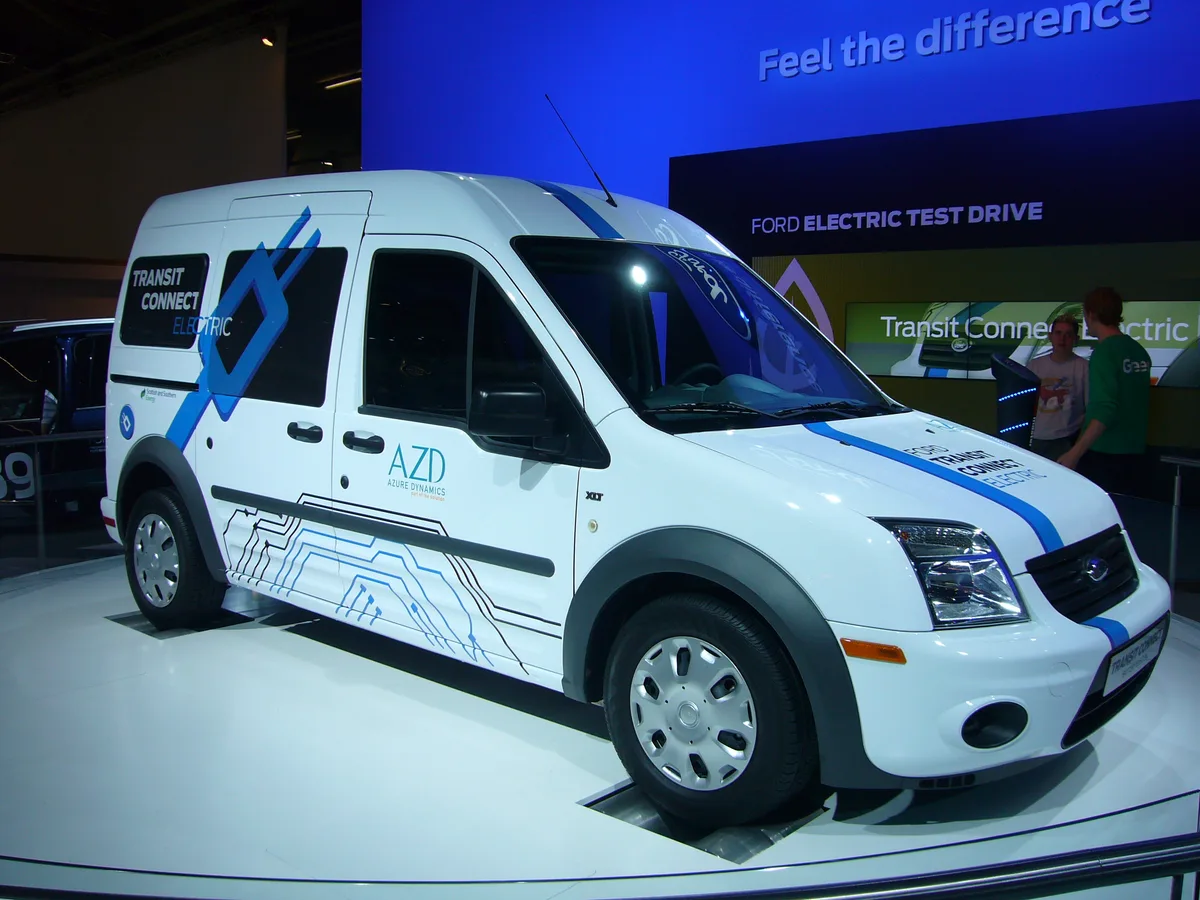 Witte Ford Transit Connect bestelauto op grijs kenteken, vergelijkbaar met zakelijke bestelauto die verzekerd moet worden