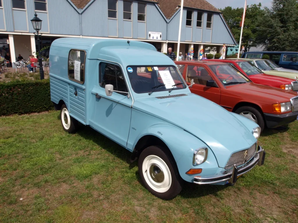 Citroën Acadiane hobbyauto op oldtimertreffen in Rosmalen, Nederland - klassieke auto verzekering