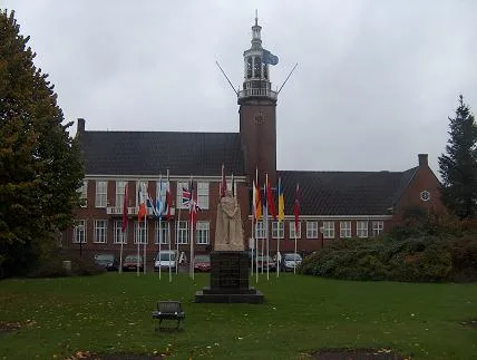 Raadhuis Hoogeveen met oorlogsmonument en vlaggen - centrum van de Drentse stad