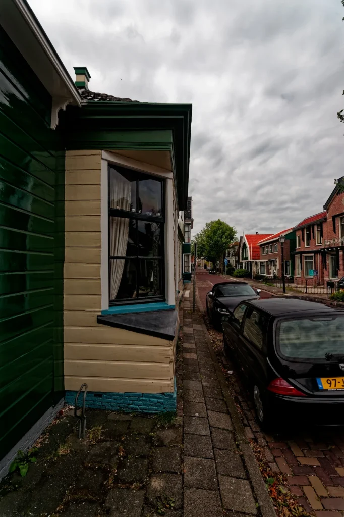 Traditioneel houten huis in Westzaan met houten gevelbekleding — typerend voor verzekering houten woning