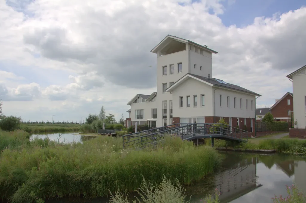 Witte rijtjeshuizen in de wijk De Muren in Houten, Nederland - gemiddelde kosten woonverzekering per woningtype