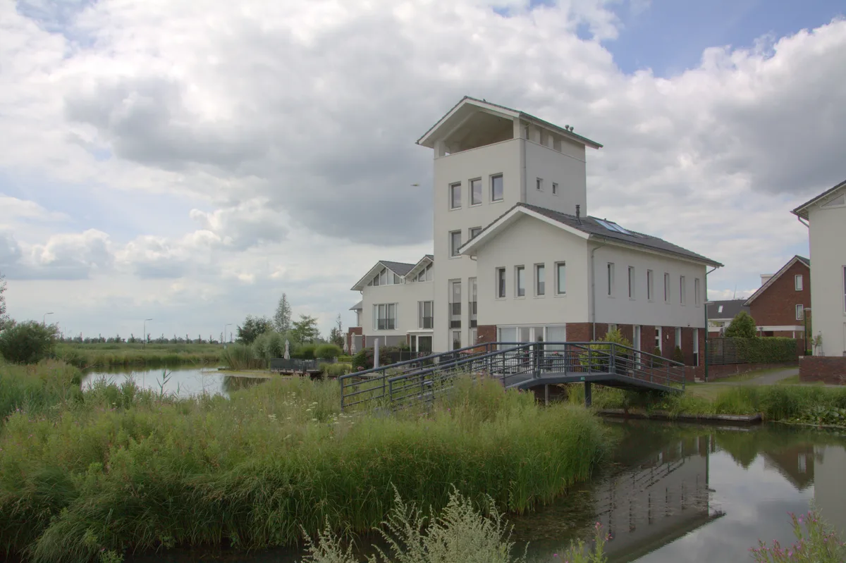 Witte rijtjeshuizen in de wijk De Muren in Houten, Nederland - gemiddelde kosten woonverzekering per woningtype