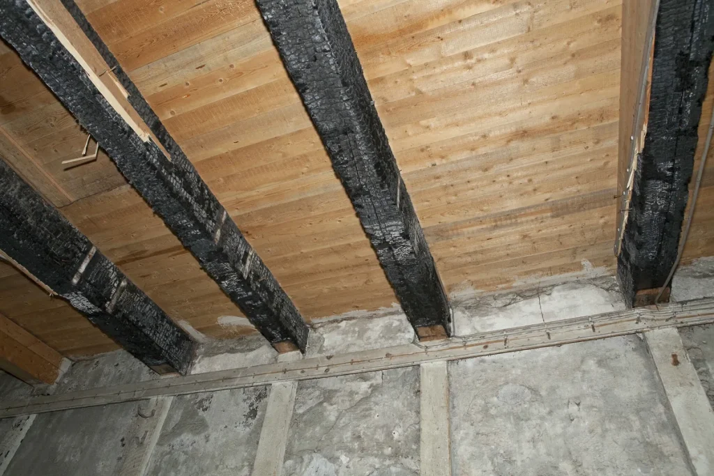 Brandschade aan houten dakbalken in interieur huurwoning — huurdersaansprakelijkheid bij brand