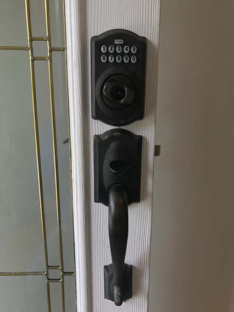 Modern digitaal deurslot met cijfertoetsen op een woning voordeur, relevant voor inbraakbeveiliging en inboedelverzekering