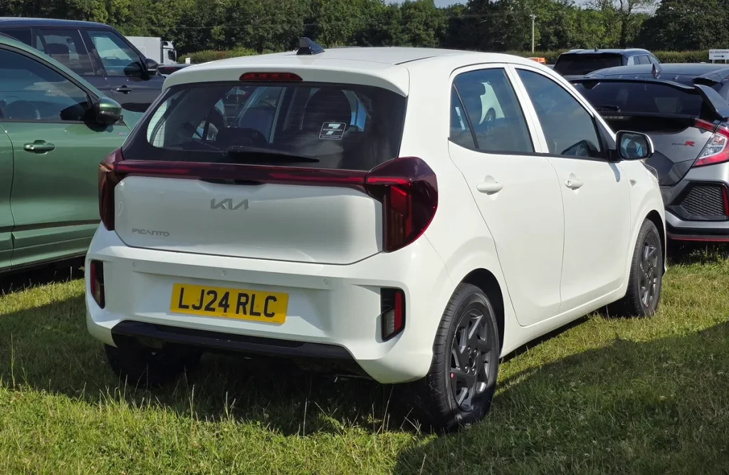 Witte 2024 Kia Picanto hatchback van achteren gezien op het Goodwood Festival of Speed