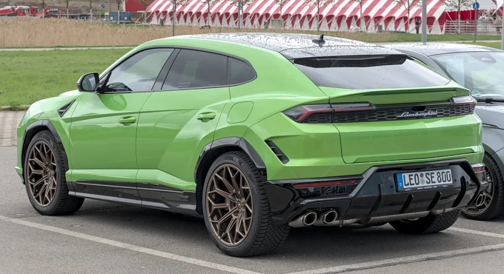 Groene Lamborghini Urus SE SUV van achteren gezien — supercar SUV met hoge cataloguswaarde en all-risk verzekering