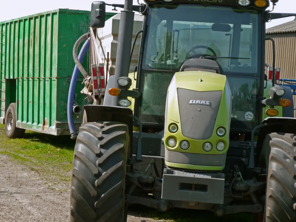 Close-up van een tractor in Drenthe, Nederland — landbouwvoertuig op de openbare weg
