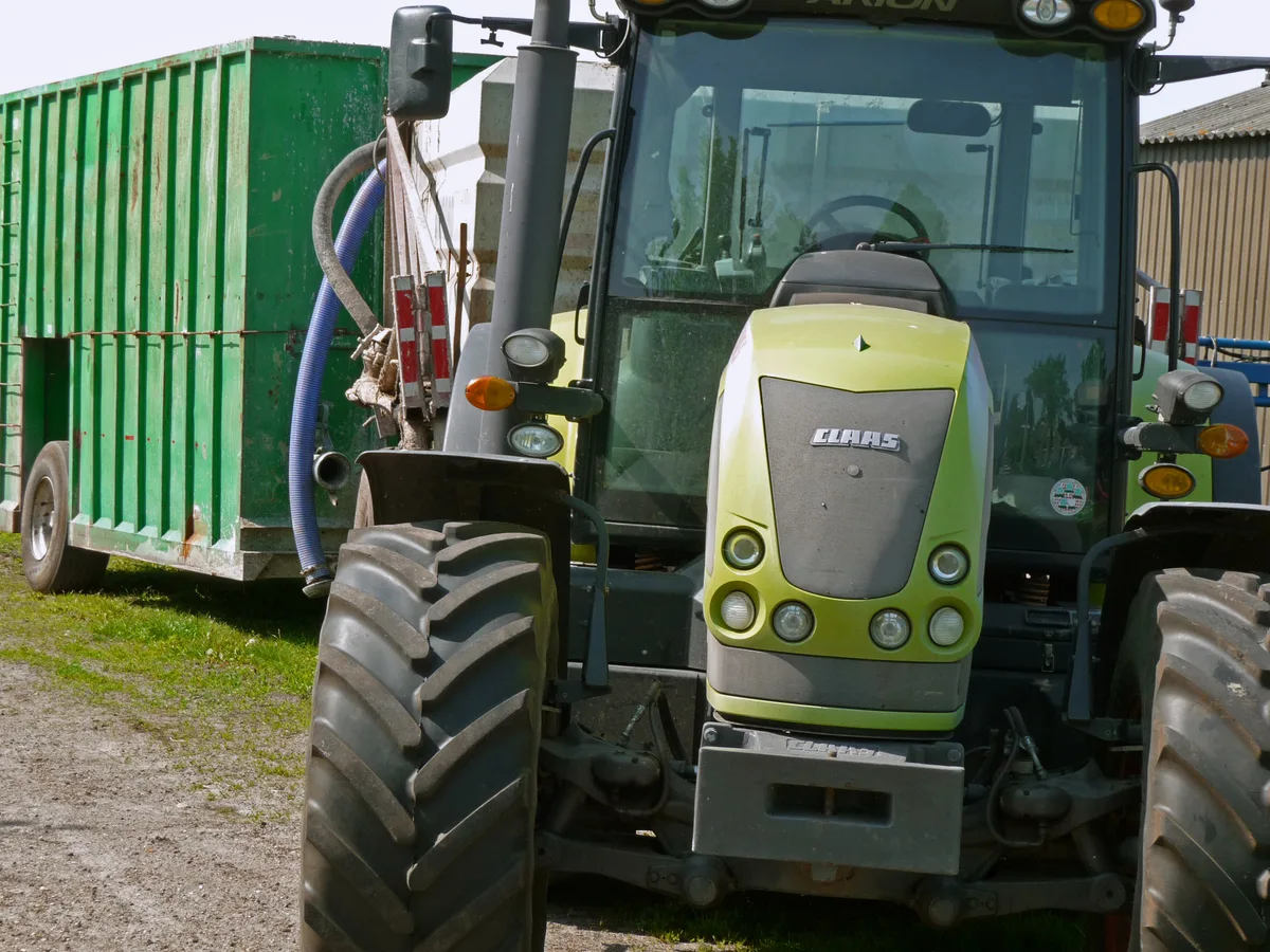Close-up van een tractor in Drenthe, Nederland — landbouwvoertuig op de openbare weg