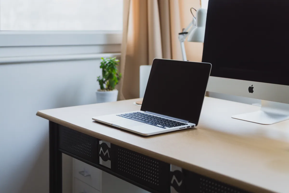 Laptop op een nette bureau voor thuis - Interpolis laptopverzekering 2026