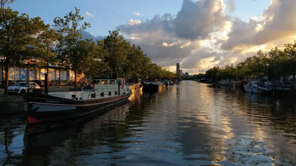 Leeuwarden, Nieuwe Kanaal met boten en de Achmea-toren zichtbaar in de skyline, Friesland