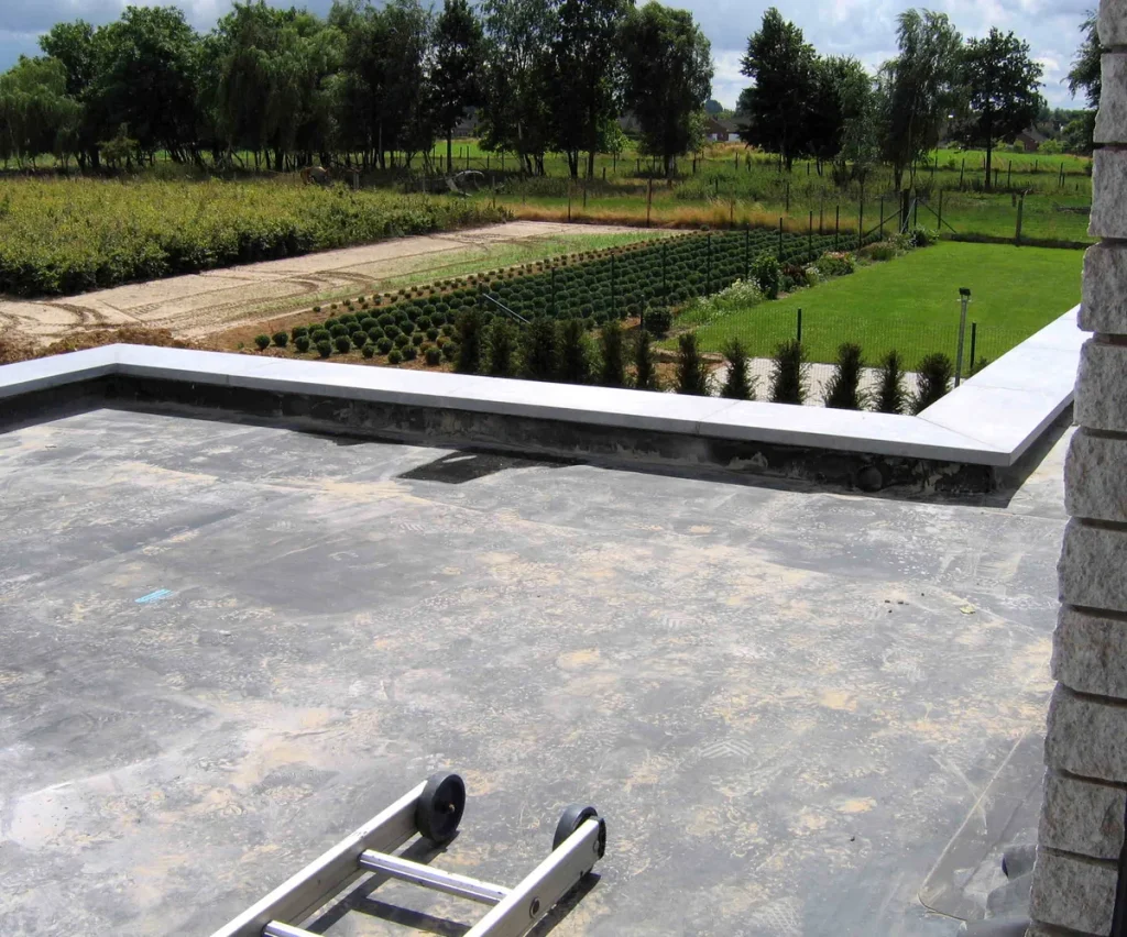 EPDM-membraan aangebracht op plat dak met bitumen onderlaag - dakbedekking plat dak