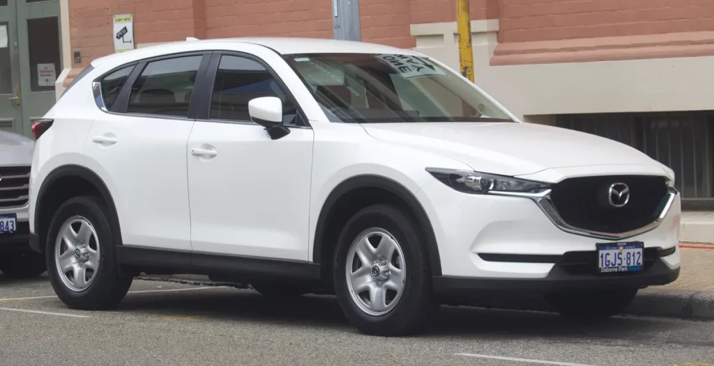 Witte Mazda CX-5 KF-generatie geparkeerd op straat, zijaanzicht