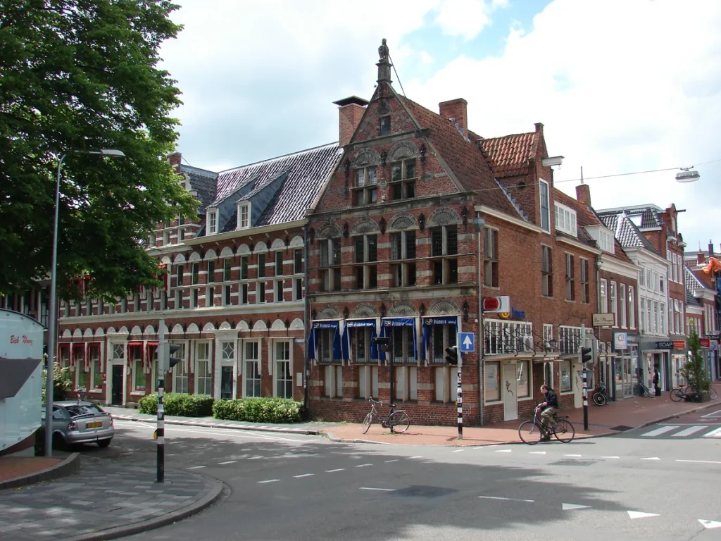 Historisch monumentaal pand in Groningen, Nederland - bakstenen gevel met topgevel, typisch rijksmonument