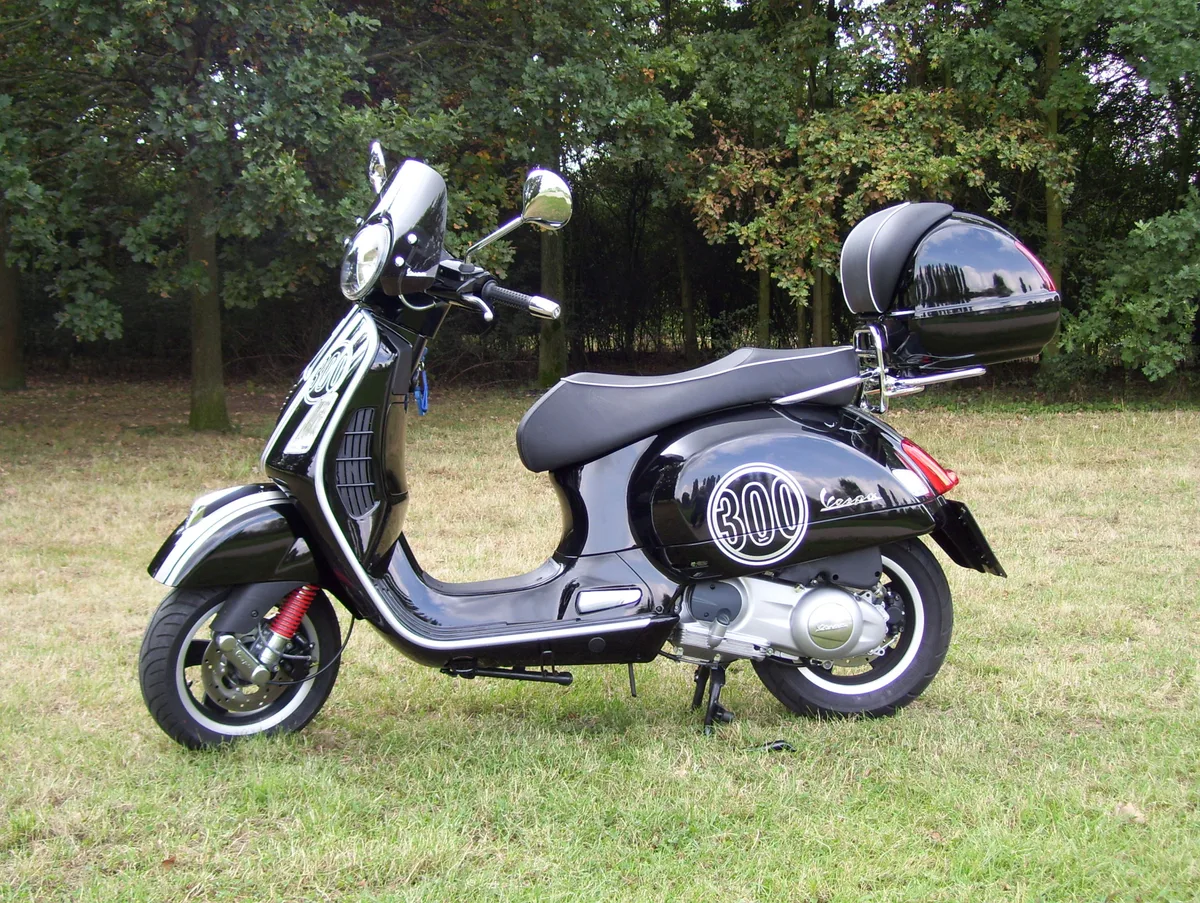 Zwarte Vespa GTS 300 Super motorscooter op gras — populair 300cc-model met hoog diefstalrisico
