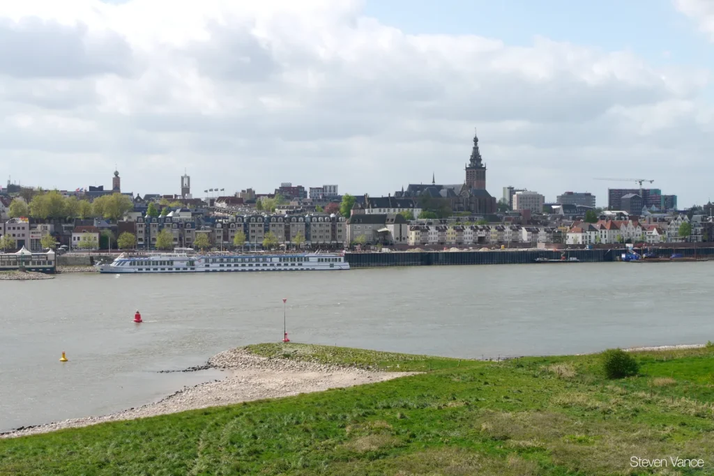 Nijmegen stadscentrum gezien vanaf de overkant van de Waal met de Stevenskerk en historische gevels