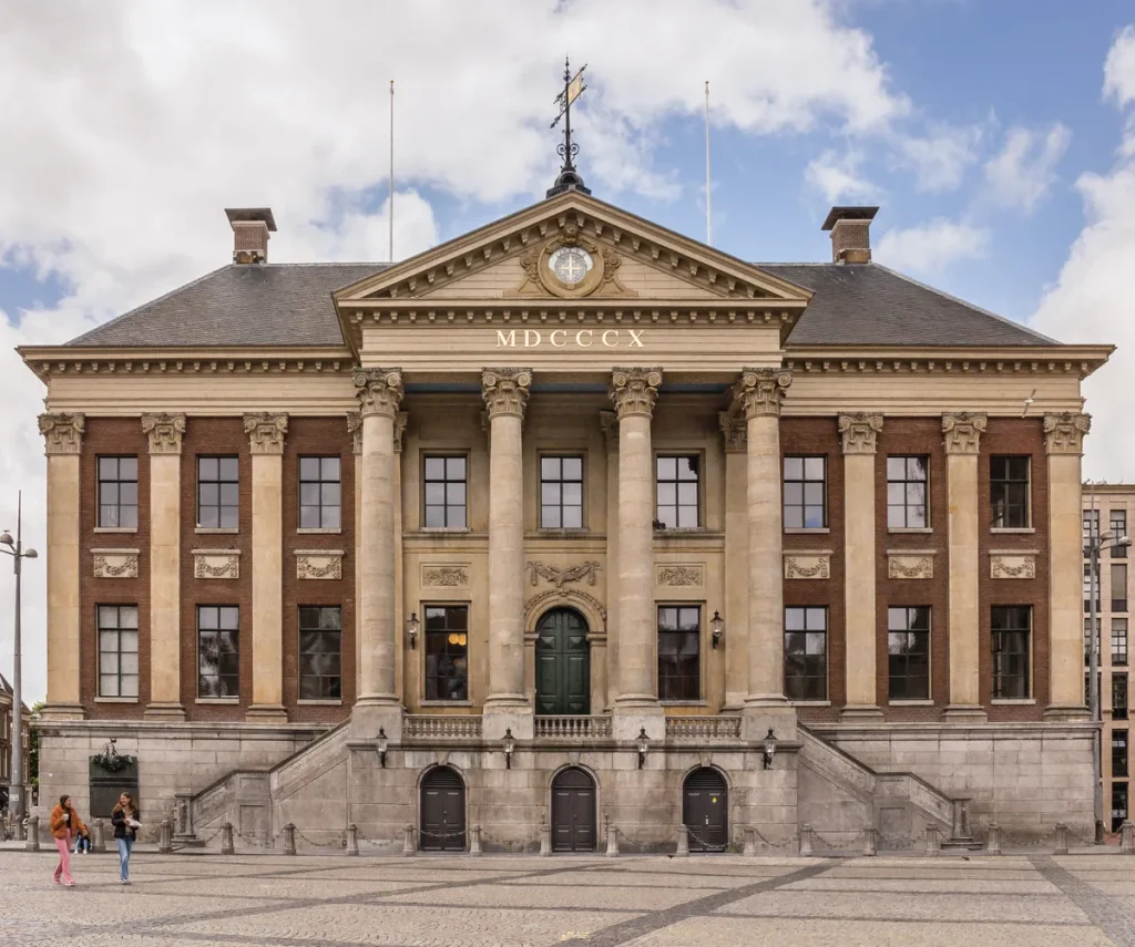 Stadhuis van Groningen op de Grote Markt — centraal landmark voor verzekeringen in Noord-Nederland