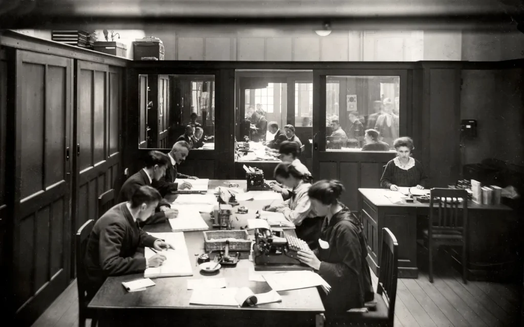 Interieur van verzekeringsmaatschappij Het Assurantiehuis aan de Keizersgracht Amsterdam 1919