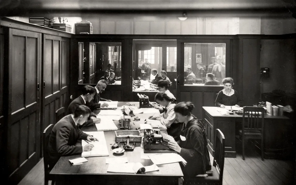 Interieur van verzekeringsmaatschappij Het Assurantiehuis aan de Keizersgracht Amsterdam 1919