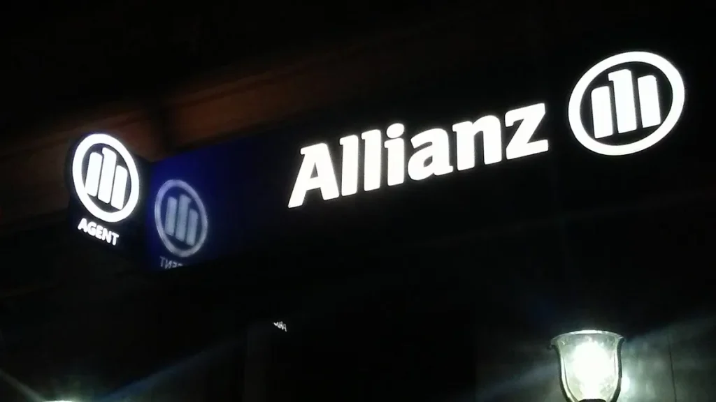 Verlicht Allianz verzekeringsagent bord in de nacht, symbool voor een verzekeringspartner