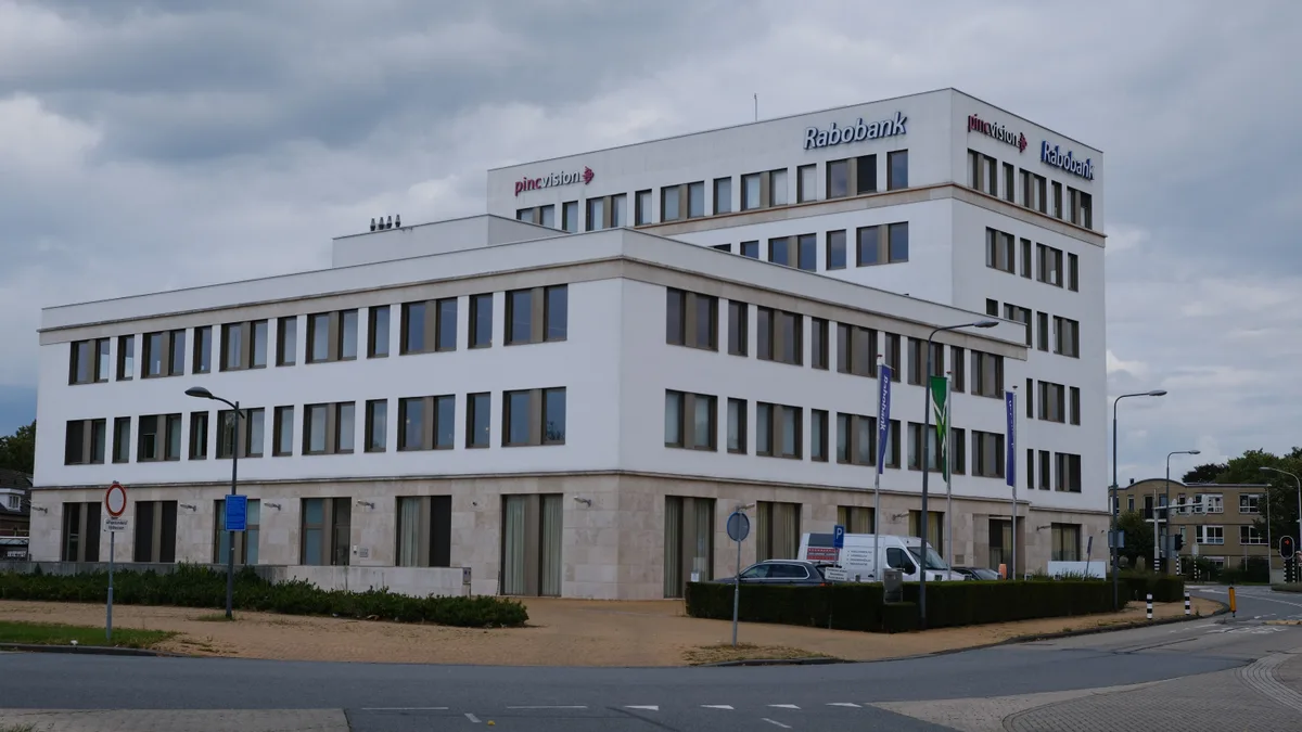 Rabobank kantoor in Doetinchem met logo — Interpolis verzekeringen via Rabobank 2026
