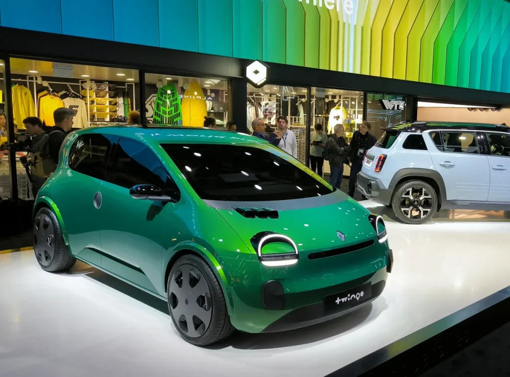 Renault Twingo E-Tech Electric in groen op een autoshow, autoverzekering Twingo 2026