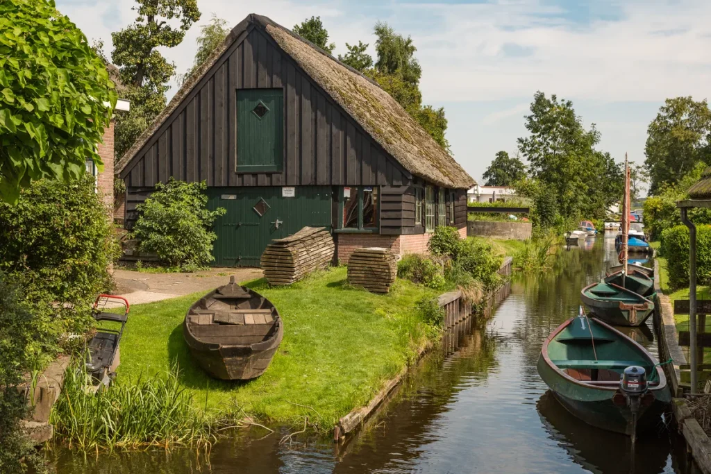 Woning met rieten dak langs een gracht in Giethoorn, Nederland - typisch voorbeeld van een rieten dakwoning