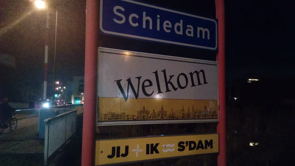 Welkomstbord gemeente Schiedam bij de gemeentegrens - verzekering vergelijken in Schiedam 2026